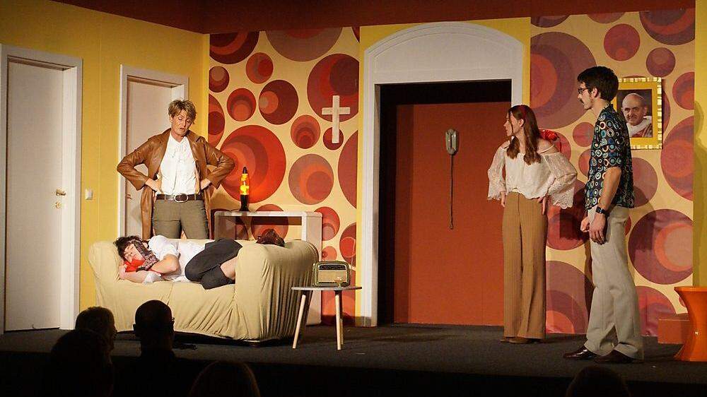 Junge Liebe, erotischer Nebenjob, christlicher Anstand - humorvoller Theaterherbst bei den Burghofspielen Friesach