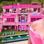 Chrissy Teigen und Familie genossen den Aufenthalt in der Barbie-Villa. 