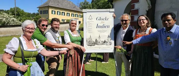 Gertraud Vratanar, Hannes Paulitsch, Franz Pemberger, Herta Pucher, Heimo Kramer, Claudia Gönitzer und Priester Joseph Lakkapamu (von links) stehen hinter der Aktion