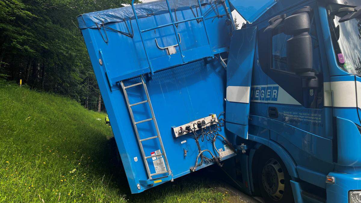 Der Anhänger rutschte in den Straßengraben - ein Kran wird für die Bergung benötigt