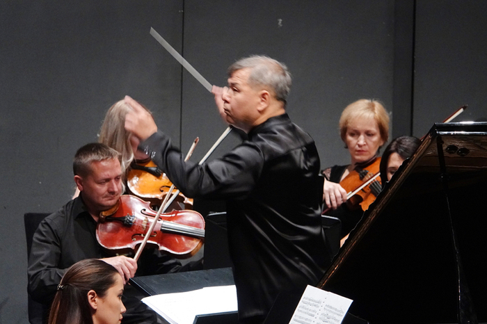 Als künslerischer Leiter und Dirigent leitete Adik Abdurakhmanov, Professor an der Akademie für Kultur und Kunst in Chelyabinsk, das Orchester, das zu den führenden Orchestern im Südural zählt.