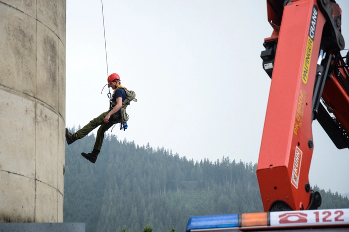 Das Highlight der Übung stellte das Besteigen der rund 15 Meter hohen Silos über den Leiterweg und das anschließende Abseilen entlang der Außenwand des Silos dar.