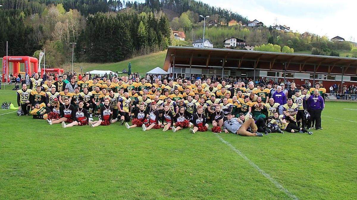  Im ersten Ligaspiel der Vereinsgeschichte feierten die Upper Styrian Rhinos vor 700 Zusehern einen 42:22-Sieg, bei den Bruckern kamen alle 49 Spieler zum Einsatz