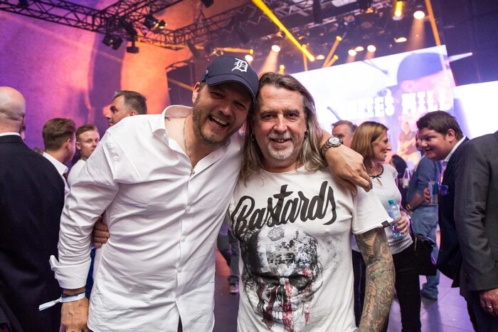 Am Freitagabend lud Mario Barth (rechts) alle Beteiligten und Freunde - wie Mario Barth (links) - zur Rekord-Party in den Dom im Berg ...