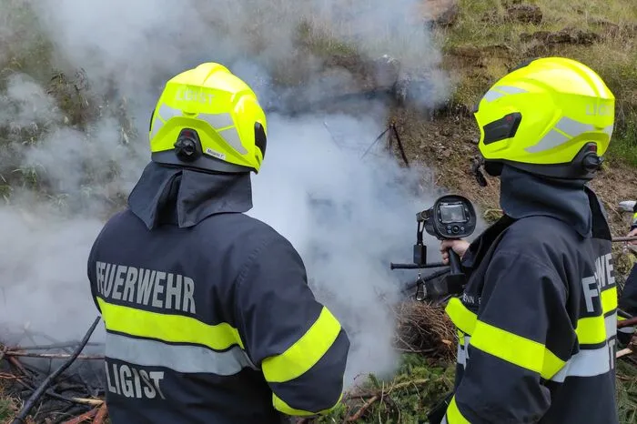 Mit HD-Rohren gelang es den Feuerwehrleuten rasch, die Flammen zu löschen.