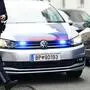 Zwei Polizisten vor einem Dienstauto