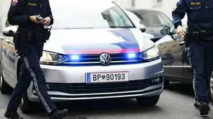 Zwei Polizisten vor einem Dienstauto
