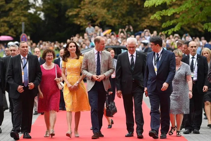 Bei trübem Wetter gingen sie zusammen mit Baden-Württembergs Ministerpräsident Winfried Kretschmann (Grüne) zunächst über den Marktplatz
