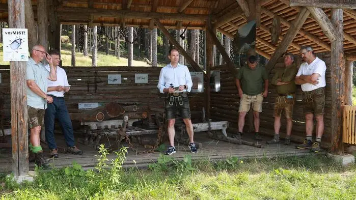 Die Renovierung des rund 30-minütigen Rundwegs umfasste nicht nur eine technische und inhaltliche Aufwertung, sondern auch eine Rückbesinnung auf die Wurzeln des Projekts. Die über 25 Jahre alte Schlittenhütte erhielt ein neues Lärchenholzdach, das wieder Schutz für viele Jahre bieten soll.