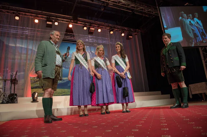 Sie dankten auch Hoheiten von 2016, die an diesem Abend abdanken mussten: Königin Theresa Rastl und die Prinzessinnen Anna Maria Winter und Katharina Zopf.