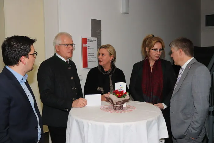Die Besucher nutzen die Gelegenheit zum geselligen Beisammensein und Netzwerken