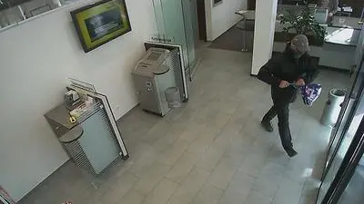 Mit Kappe, Messer und Geldsack verließ der Räuber die Bank