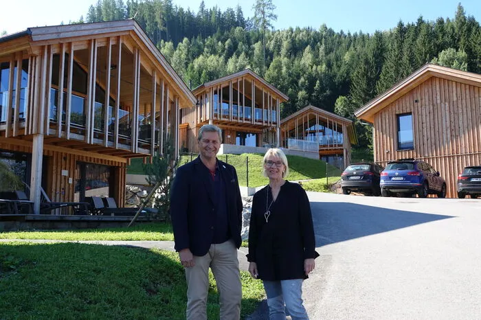 Gerhard Brix mit der "Destination Managerin" des Bergresorts Hauser Kaibling, Carina Hartweger. Die gebürtige Schwedin ist die Chefin vor Ort