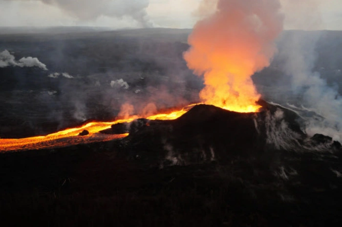 Beim Eintritt der Lava ins Meer kam es zu einer Explosion, sodass Lava und Gestein in Richtung des Bootes geschleudert wurden.