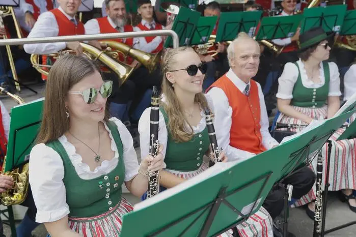 Für perfekte Stimmung sorgte die örtliche Musik, die das Publikum unterhielt.
