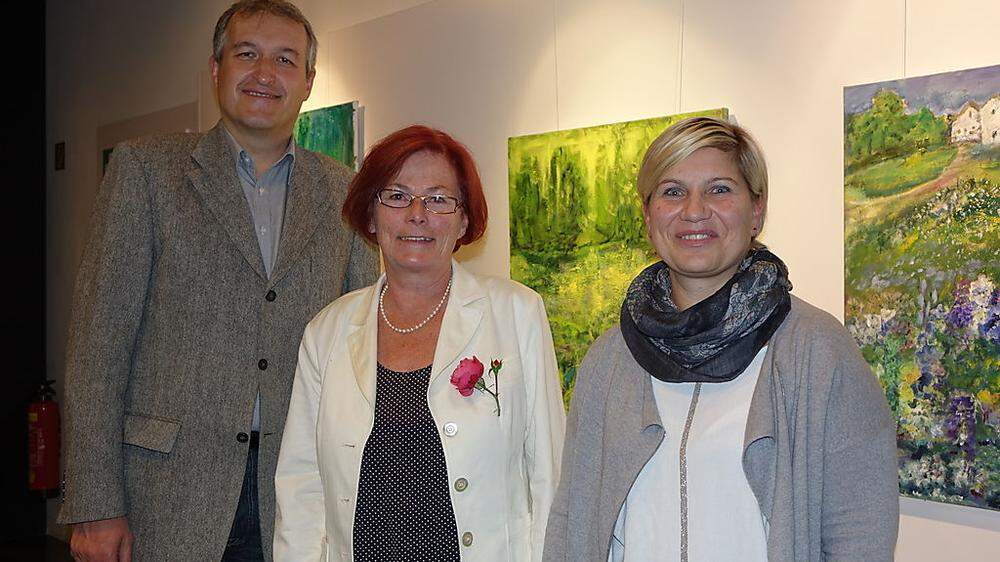 Bürgermeister Karl Rudischer und Ursula Horvath, Obfrau des Kulturausschusses, unterstützten Anna Hirsch (Mitte) bei ihrer Vernissage