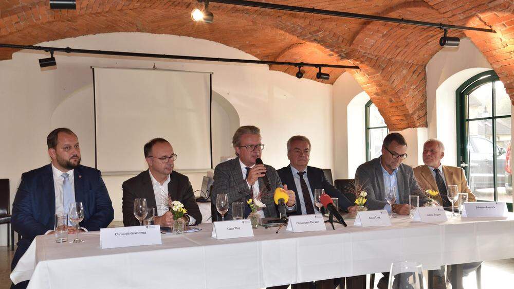 Die Spitzen des Landes sowie betroffene Bürgermeister und Vertreter der ÖBB präsentierten die Pläne