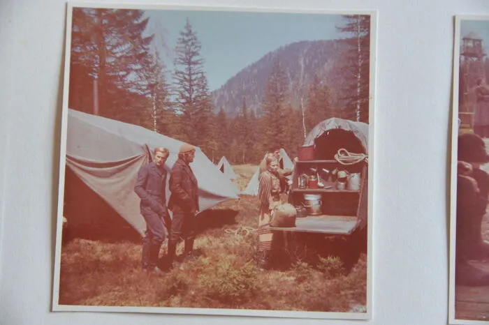 Schnappschüsse von den Stars bei den Dreharbeiten, dokumentiert in einem privaten Fotoalbum