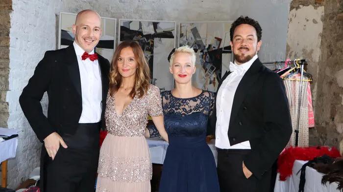 Mit dabei auf der Burg Glanegg sind von Links: Peter Stassen, Ina Trabesinger, Melanie Ortner-Stassen und Philipp Tobias Hägeli.