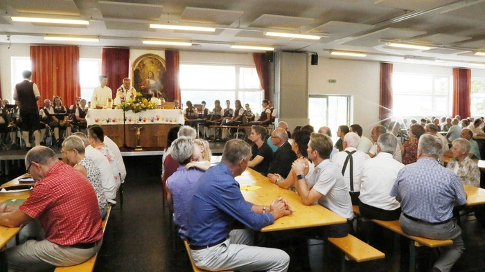 Hunderte Besucher fanden sich beim 40. Pfarrfest in der Kulturhalle Großsteinbach ein.
