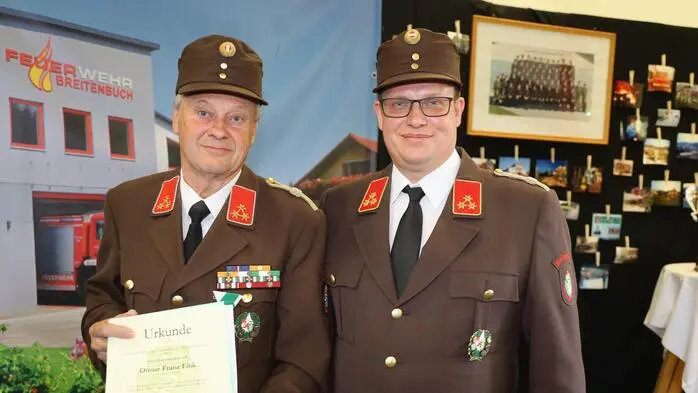 Mit einem historischen Rückblick und mit Ehrungen feierte die FF Breitenbuch ihr 100-jähriges Bestehen. Die Wehr kann seit ihrer Gründung auf viele aktive und unterstützende Mitglieder verweisen
