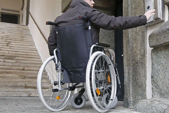 Sollte der Versuch einer Schlichtung beim Sozialministeriumsservice scheitern, kann bei Gericht auf Schadenersatz geklagt werden - und ab 1. Jänner 2018 im Falle einer Diskriminierung durch Belästigung auch auf Unterlassung. Es steht ein Mindestschadenersatz in Höhe von 1.000 Euro zu. Für Blindenführhunde wird die Unterstützung auf insgesamt rund 30.000 Euro erhöht, wenn diese für die berufliche Inklusion erforderlich sind. Erstmals gibt es zudem eine Förderung für Signal- und Servicehunde von bis zu 10.000 Euro.