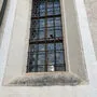 Mit Äpfeln zerstörten die Unbekannten die Fensterscheiben