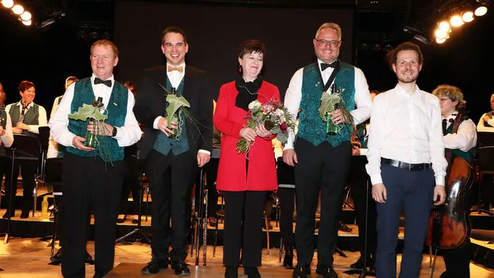 Am Foto von Links: Gerald Zaminer (Kapellmeister-Stellvertreter), Michael Uhr (Kapellmeister), Ulrike "Uli" Baumgartner (Moderation), Horand Gailer (Obmann) und Philipp Fellner (Solist &amp; Musiklehrer).