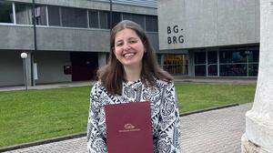 Emina Serdarević freut sich über ihre Matura und die Auszeichnung ihrer VWA