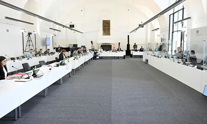 Der Blick der Journalistinnen und Journalisten: Links Opposition und Grüne, in der Mitte die ÖVP, rechts Auskunftsperson, Vorsitz, Verfahrensrichterin und Verfahrensanwältin