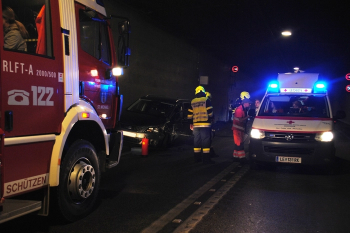 Mehrere Personen, darunter zwei Kinder, wurden von der Feuerwehr erstversorgt und anschließend dem Roten Kreuz übergeben.