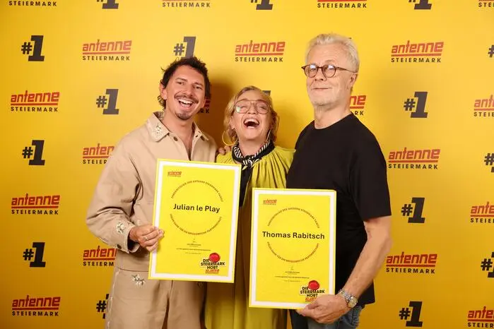 Auch Julian le Play und Thomas Rabitsch mischten sich unter die Gratulanten