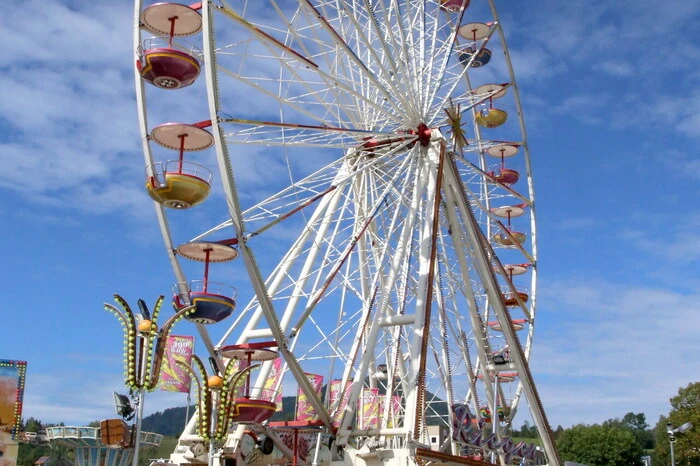 Und ja, das Riesenrad (Foto) steht bereits und kündigt nun auch sichtbar die herannahende Wiesenmarkt-Zeit an.  