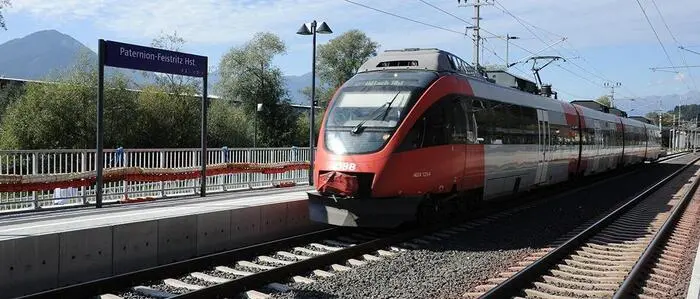 Eine S-Bahn an einer Bahnhaltestelle