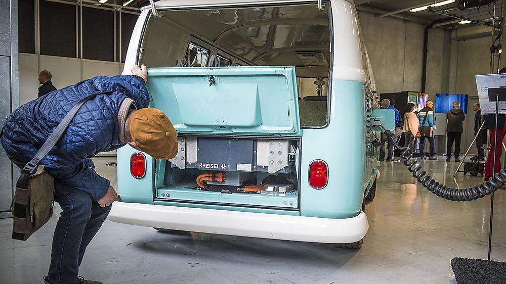 Überraschung: Ein E-Antrieb in einem alten VW Bulli. Das ist eher ungewöhnlich, E-Autos werden bald zum Straßenalltag gehören