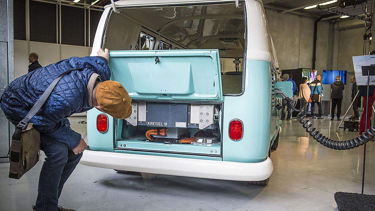 Überraschung: Ein E-Antrieb in einem alten VW Bulli. Das ist eher ungewöhnlich, E-Autos werden bald zum Straßenalltag gehören