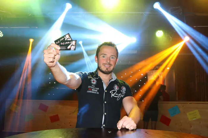 „DJ Mike“ Michael Nagl sogte im Dorfgemeinschaftshaus für die DISCO-Stimmung.