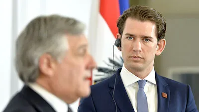 Flüchtlinge auf einem Schiff aus Libyen, die in Sizilien darauf warten, an Land gehen zu dürfen: Europa will sie künftig in Afrika festhalten