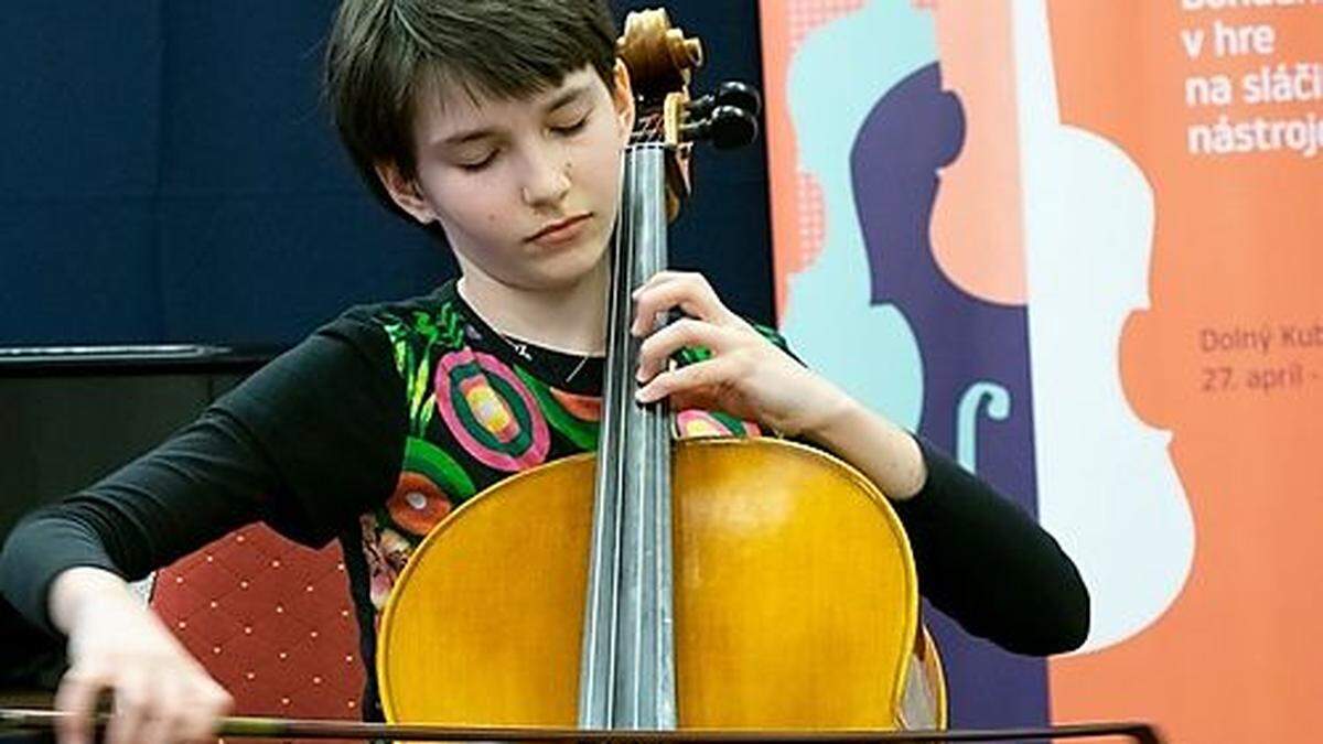 Ella Schmalzl hat mit ihrem Cello schon zahlreiche Musikpreise abgeräumt.