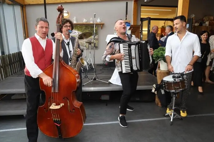 Eröffnet wurde der Abend mit den Eddie Luis Jazzbanditen denen Michael Kriendlhofer mit Elvis lebt folgte. 