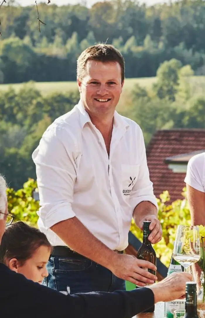 Thomas Urbanitsch, Inhaber vom Gustoplatzl in Klöch, ist mit der aktuellen Weinlese zufrieden, obwohl es heuer etwas weniger Wein geben wird