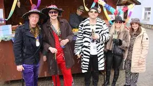 In Eisenerz trafen sich Närrinnen und Narren am heimlichen Hauptplatz, dem Bergmannplatz