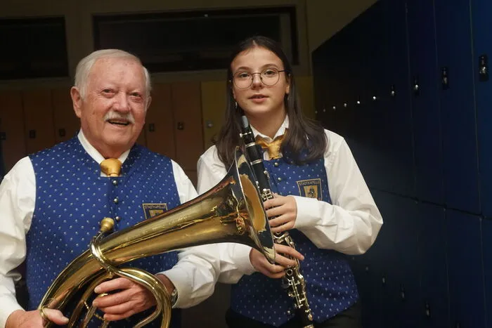 Das jüngste Mitglied Hanna Riedl ist 13 Jahre alt. Ältestes Mitglied ist Baritonist Franz Tripolt (81).