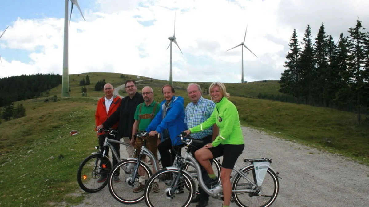 Robert Nusser, Geschäftsführer Windpark Pretul GmbH, und die Bürgermeister Thomas Heim, Ratten, Peter Knöbelreiter, St. Kathrein/Hauenstein, Johann Ziegerhofer, Rettenegg, Rudolf Hofbauer, Langenwang. Brigitte Schlathau, Vertreterin aus Mürzzuschlag