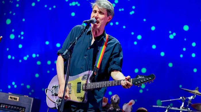 Ganz genau nachgerechnet hat er wahrscheinlich nicht, aber Dirk von Lowtzow feierte mit den Fans im Grazer Orpheum einerseits 25 Jahre Bandgeschichte ...
