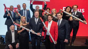 Alle Primus-Preisträger mit Bundeskanzler Sebastian Kurz, Ministerin Juliane Bogner-Strauß und Schauspielerlegende Karl Merkatz