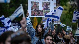 &quot;Bringt unsere Familie zurück&quot;: eine Frau bei einer israelischen Solidaritätskundgebung in New York