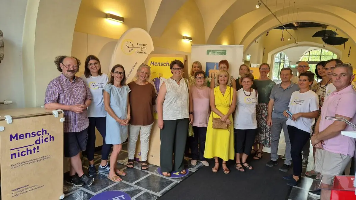 Die Projektpartner der Ausstellung „Mensch, ___ dich nicht“ mit der Leibnitzer Vizebürgermeisterin Helga Sams (Mitte, im gelben Kleid)