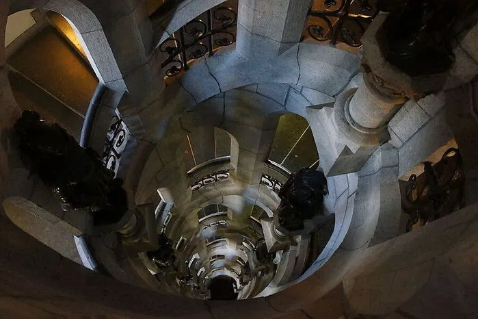 Stiegenhaus im Hallepoort, einem mittelalterlichen Stadttor von Brüssel, das Teil der Stadtmauer war. Von oben hat man eine gute Aussicht über die Stadt und im heurigen Jubiläumsjahr auch eine Aussicht auf das Brüssel des 16. Jahrhunderts. Mithife von Virtual-Reality-Brillen blicken die Besucher "zurück zu Bruegel“.