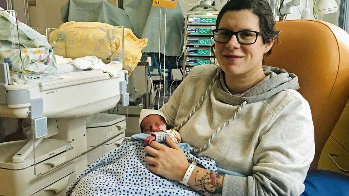 „Christkind“ Elian Theobald darf schon täglich mit seiner Mama auf der Frühchen-Station kuscheln 